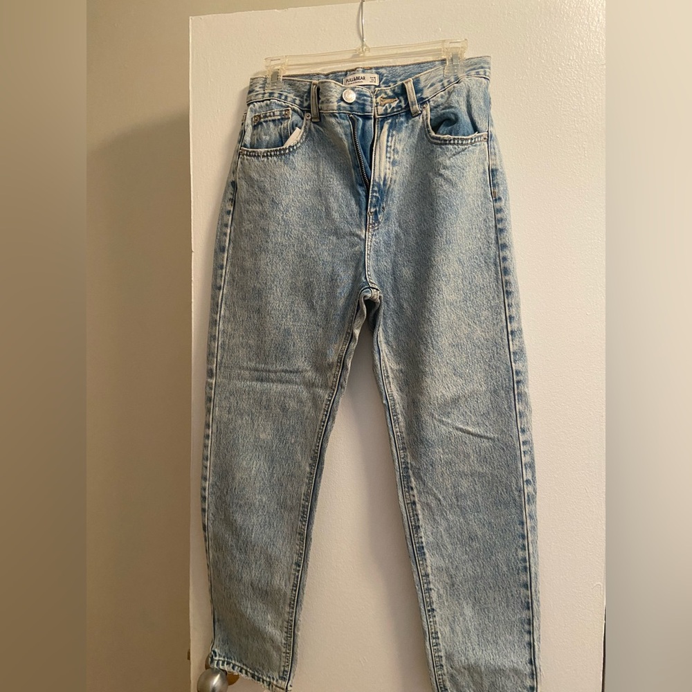 FAVORITE JEANS EVER! High waist, straight and casual